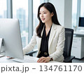 会社でパソコン作業をする女性社員【オフィス】 134761170