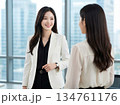 職場で会話をする女性社員【オフィス】 134761176