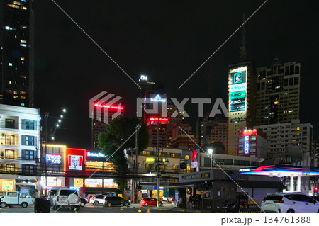 躍動するフィリピン - 賑わう夜のマニラ(マカティ・ポブラシオン) 都市景観(2025年5月) 躍動するフィリピン - 賑わう夜のマニラ(マカティ・ポブラシオン) 都市景観(2025年5月) 134761388