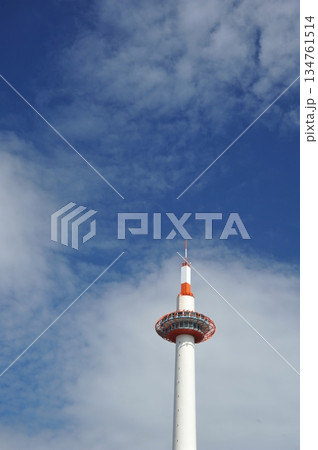 綺麗な青空を背景にした京都タワー 綺麗な青空を背景にした京都タワー 134761514