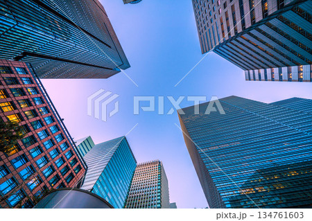 日本の東京都市景観日本経済の憂鬱…夕暮れ迫る大手町。仕事納め…なぜか周囲がスッキリしない空＝26日 134761603