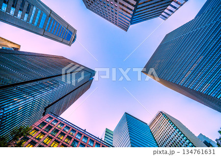 日本の東京都市景観日本経済の憂鬱…夕暮れ迫る大手町。仕事納め…なぜか周囲がスッキリしない空＝26日 134761631