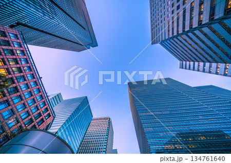 日本の東京都市景観日本経済の憂鬱…夕暮れ迫る大手町。仕事納め…明日を信じ、あの空へ＝26日 134761640