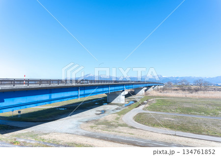 青い橋と雪山 134761852