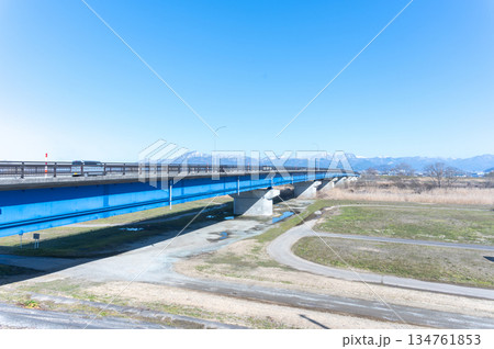 青い橋と雪山 134761853