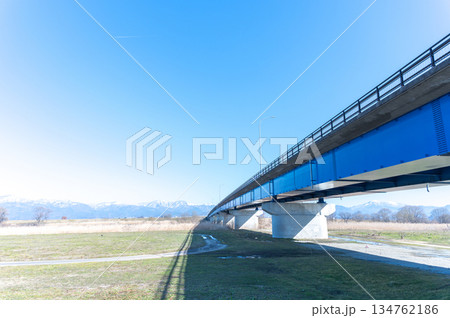 青い橋と雪山 青い橋と雪山 134762186