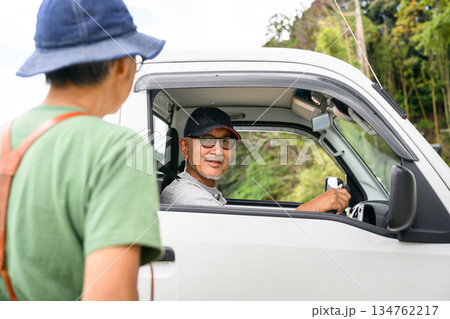 軽トラックと男性の会話 【撮影協力：隠岐シーサイドリゾートみやび様】 134762217