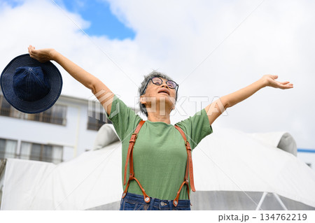 高齢女性が屋外で万歳 【撮影協力：隠岐シーサイドリゾートみやび様】 134762219