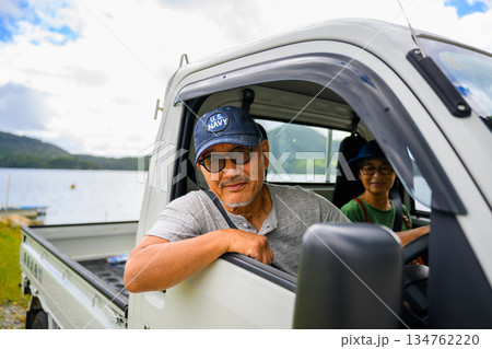 軽トラックで湖畔の旅行 【撮影協力：隠岐シーサイドリゾートみやび様】 134762220