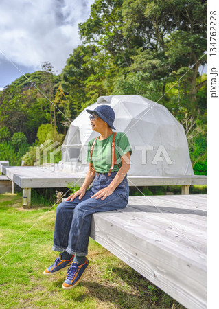 シニア女性が屋外で休憩 【撮影協力：隠岐シーサイドリゾートみやび様】 134762228