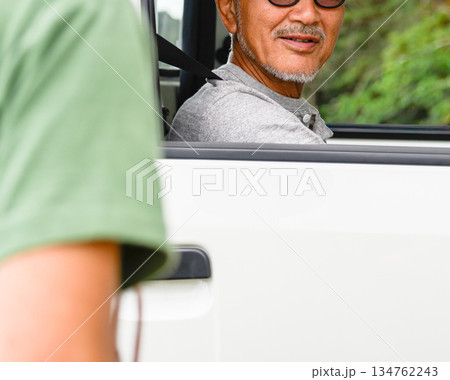 車内から話す高齢男性 【撮影協力:隠岐シーサイドリゾートみやび様】 車内から話す高齢男性 【撮影協力:隠岐シーサイドリゾートみやび様】 134762243