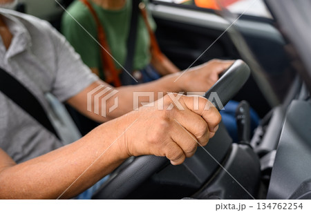 高齢者夫婦が車を運転 【撮影協力：隠岐シーサイドリゾートみやび様】 134762254