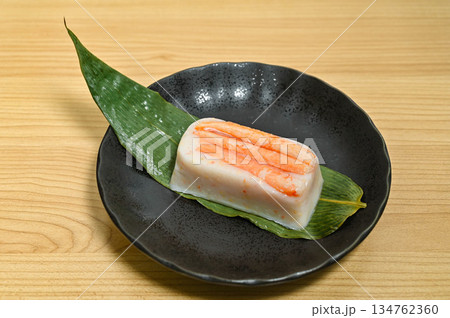 カニが乗った蒲鉾 134762360