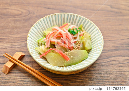 ハヤトウリとカニカマの中華炒め ハヤトウリとカニカマの中華炒め 134762365