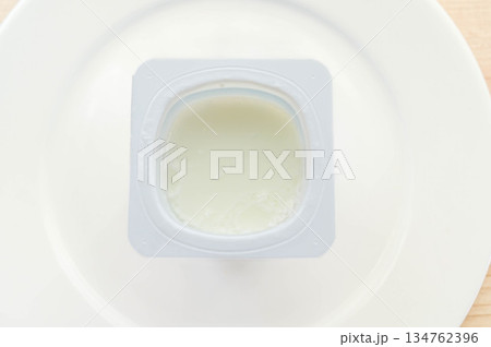 プレーンヨーグルト　加糖タイプ 134762396