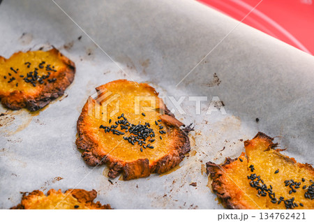 オーブンで焼きあがったサツマイモチップス オーブンで焼きあがったサツマイモチップス 134762421
