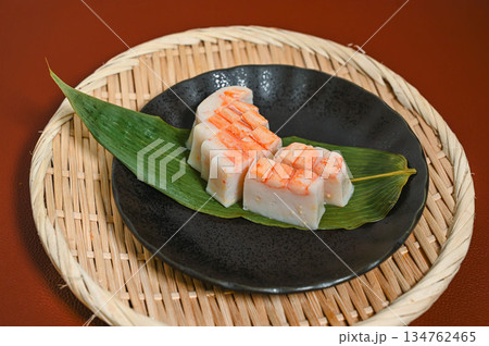 カニが乗った蒲鉾 134762465