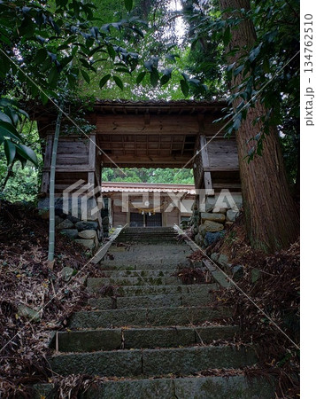 神秘的スピリチュアルな雰囲気抜群の神社の階段と山門と拝殿、鬱蒼とした鎮守の森の中、岡山県千屋神社 神秘的スピリチュアルな雰囲気抜群の神社の階段と山門と拝殿、鬱蒼とした鎮守の森の中、岡山県千屋神社 134762510