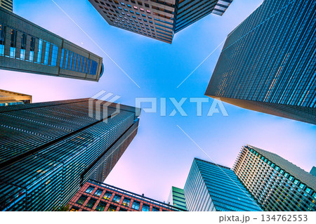 日本の東京都市景観日本経済の憂鬱…夕暮れ迫る大手町。仕事納め…明日を信じ、あの空へ=26日 日本の東京都市景観日本経済の憂鬱…夕暮れ迫る大手町。仕事納め…明日を信じ、あの空へ=26日 134762553