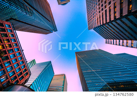 日本の東京都市景観仕事納め…日本経済の憂鬱…夕暮れ迫る大手町。未来へ、あの空の彼方へ=26日 日本の東京都市景観仕事納め…日本経済の憂鬱…夕暮れ迫る大手町。未来へ、あの空の彼方へ=26日 134762580