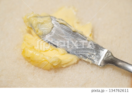 食パンにマーガリンを塗っているイメージ 食パンにマーガリンを塗っているイメージ 134762611