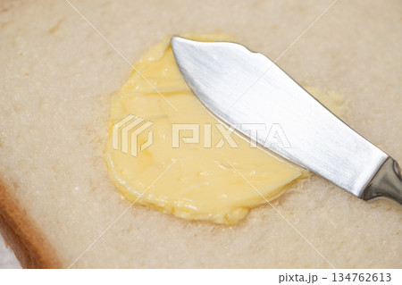 食パンにマーガリンを塗っているイメージ 134762613