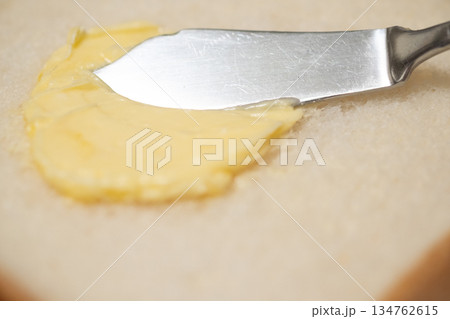 食パンにマーガリンを塗っているイメージ 134762615