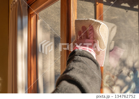 窓拭きをするゴム手袋の手 134762752