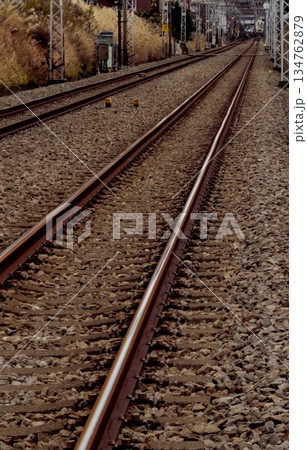 どこまでも続く線路とバラストのテクスチャ 134762879