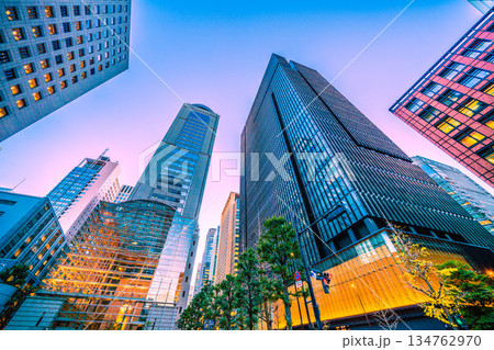 日本の東京都市景観仕事納め…日本経済の憂鬱…夕暮れ迫る大手町。奥は丸の内。信じる未来へ＝26日 134762970