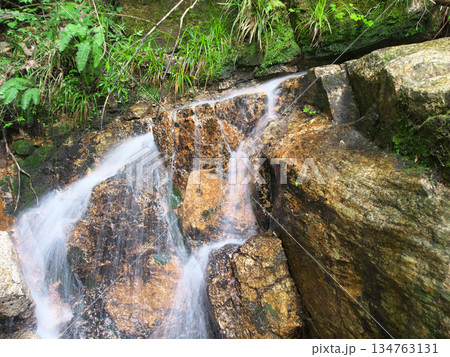 岩の間を流れる小さな滝 134763131
