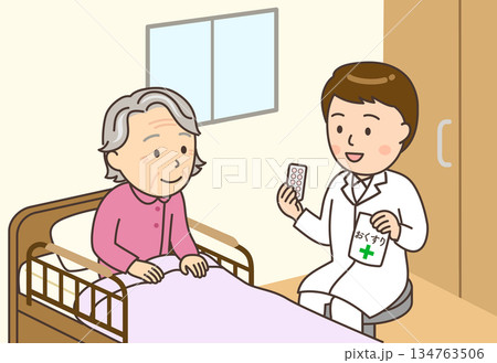 自宅のベッドサイドでおばあさんに服薬指導する男性薬剤師 134763506