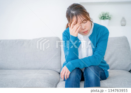 体調不良の女性 134763955