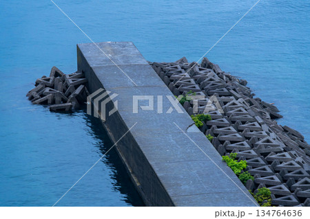 静かな青い海と防波堤の風景 静かな青い海と防波堤の風景 134764636