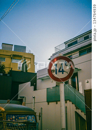 街角と交通標識の写真 134764939