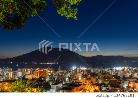 夜明けを迎える桜島 134765191