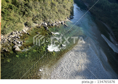 透き通った水を豊富に蓄えた吉野川の水流 134765876