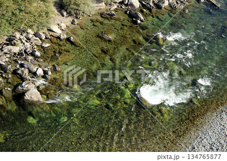 透き通った水を豊富に蓄えた吉野川の水流 134765877