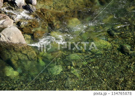 透き通った水を豊富に蓄えた吉野川の水流 134765878