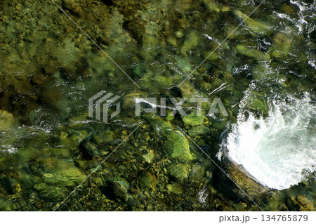 透き通った水を豊富に蓄えた吉野川の水流 134765879
