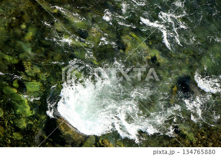 透き通った水を豊富に蓄えた吉野川の水流 134765880