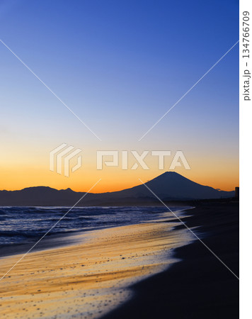 湘南辻堂海岸から眺める富士山の夕景　藤沢市 134766709