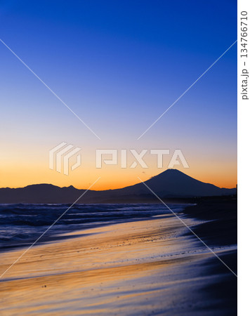 湘南辻堂海岸から眺める富士山の夕景　藤沢市 134766710