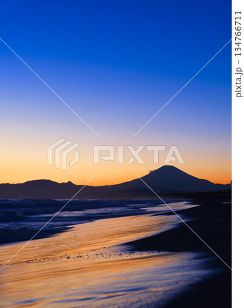 湘南辻堂海岸から眺める富士山の夕景 藤沢市 湘南辻堂海岸から眺める富士山の夕景 藤沢市 134766711
