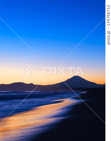 湘南辻堂海岸から眺める富士山の夕景　藤沢市 134766712