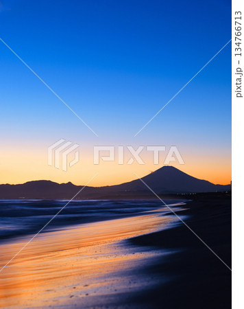 湘南辻堂海岸から眺める富士山の夕景　藤沢市 134766713