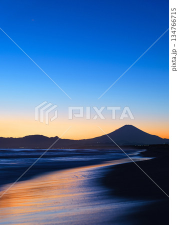 湘南辻堂海岸から眺める富士山の夕景　藤沢市 134766715