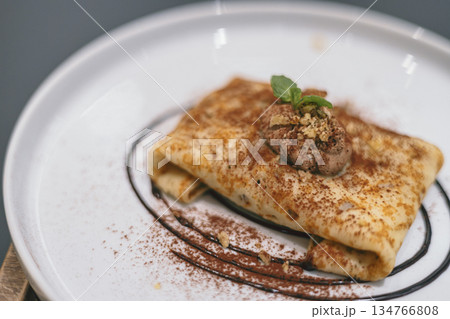 皿に盛り付けたクレープ 134766808