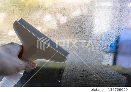 結露取りワイパーで水滴を除去している作業の手元 134766999