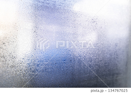 結露しているサッシ窓の素材写真 結露しているサッシ窓の素材写真 134767025